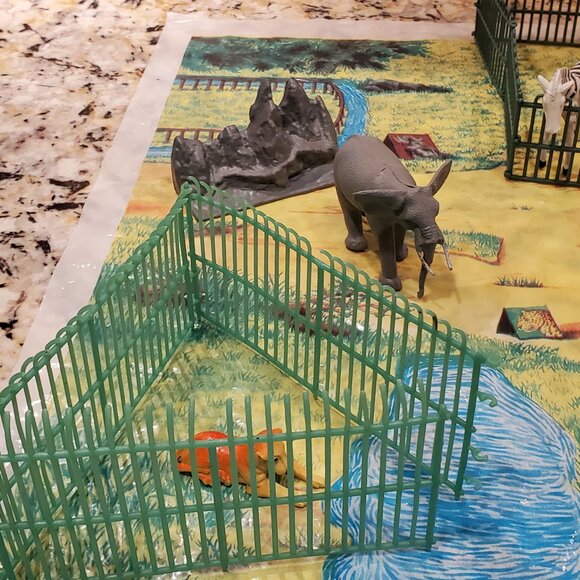 Safari Animals + 11 Dinosaurs Figures Fence Mat & Box Action Products 2001 VIDEO - Picture 3 of 11